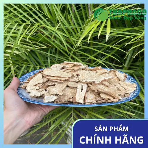 Người phụ nữ hạnh phúc sử dụng bạch truật để cải thiện sức khỏe và sắc đẹp