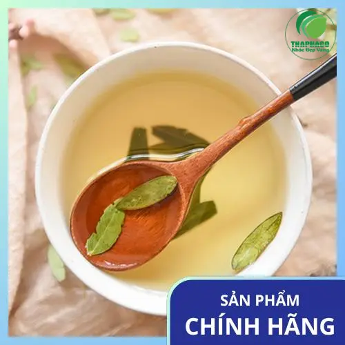 Hình ảnh y tá hoặc bác sĩ tư vấn cho phụ huynh về sức khỏe trẻ em