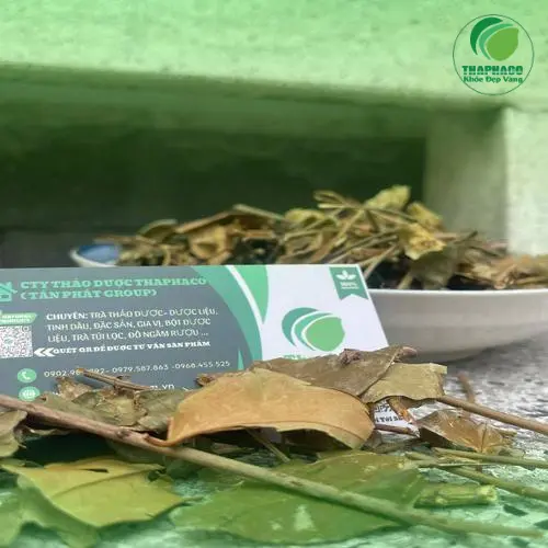 Hình ảnh túi Chè Vằng sấy khô nguyên chất của Thảo Dược Tấn Phát, thể hiện bao bì chuyên nghiệp và thông tin sản phẩm rõ ràng