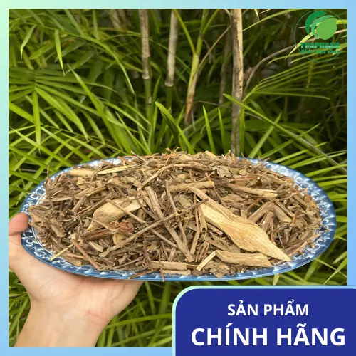 Quá trình chuẩn bị nước gội từ hương nhu khô, các bước đơn giản dễ thực hiện tại nhà.