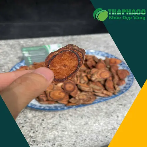 Hình ảnh một chén trà kê huyết đằng nóng hổi, gợi lên sự thư thái và ấm áp