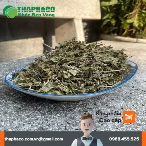Hình ảnh cốc trà lá bạc hà ấm nóng, giúp làm dịu cổ họng khi bị cảm cúm