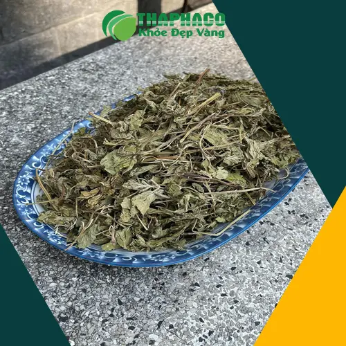 Hình ảnh ngâm chân với nước lá bạc hà giúp thư giãn và giảm mệt mỏi khi bị cảm cúm