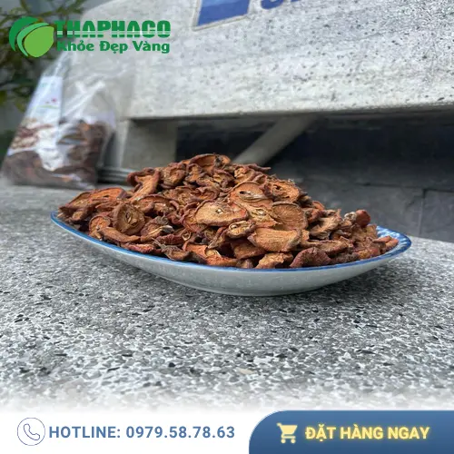 Hình ảnh táo mèo khô được phơi hoặc sấy trên sàng