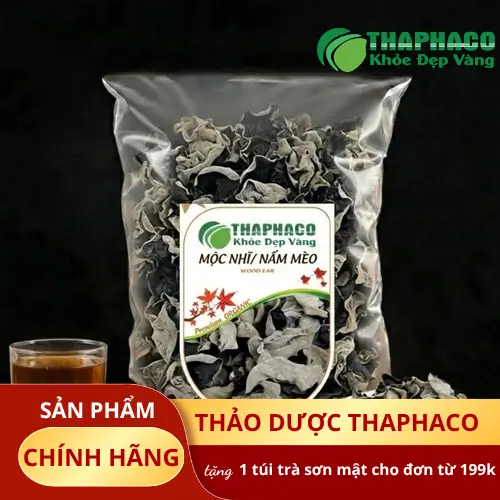 Rửa sạch mộc nhĩ và cắt bỏ phần gốc