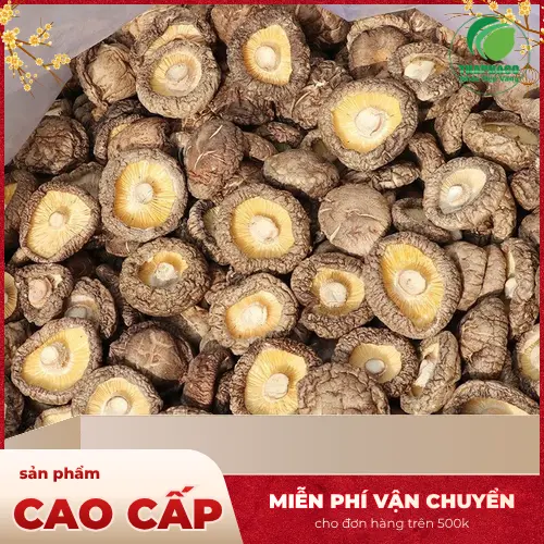 Ngâm nấm đông cô sấy khô trong nước ấm có đường
