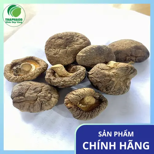 Rửa sạch nấm đông cô đã ngâm và cắt bỏ chân nấm